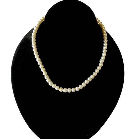 Elegant Ivory Pearl Style Necklace 16” Silver Hardware Classic Accent - Picture 1 of 8